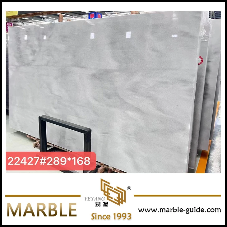 Marbre blanc de neu per decorar el fons de la vila